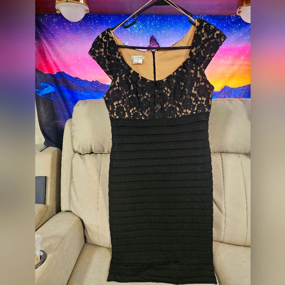 London Times Black Floral Lace ribbed bottom Dress 10 back zip and top clasp.